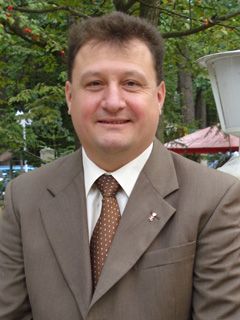 Bratu a schimbat trandafirul PD din piept pe alți trei, de la PSD